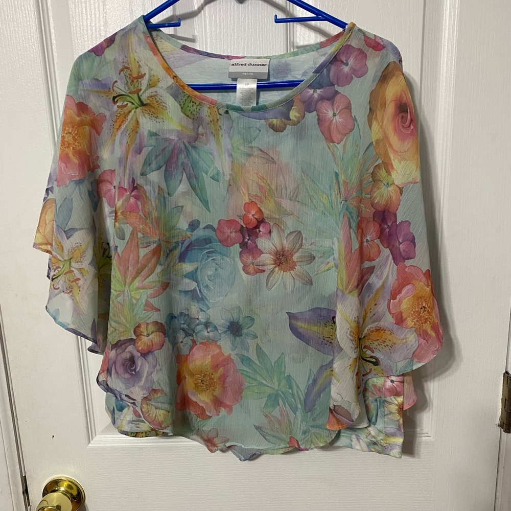 Size small petite super cute top